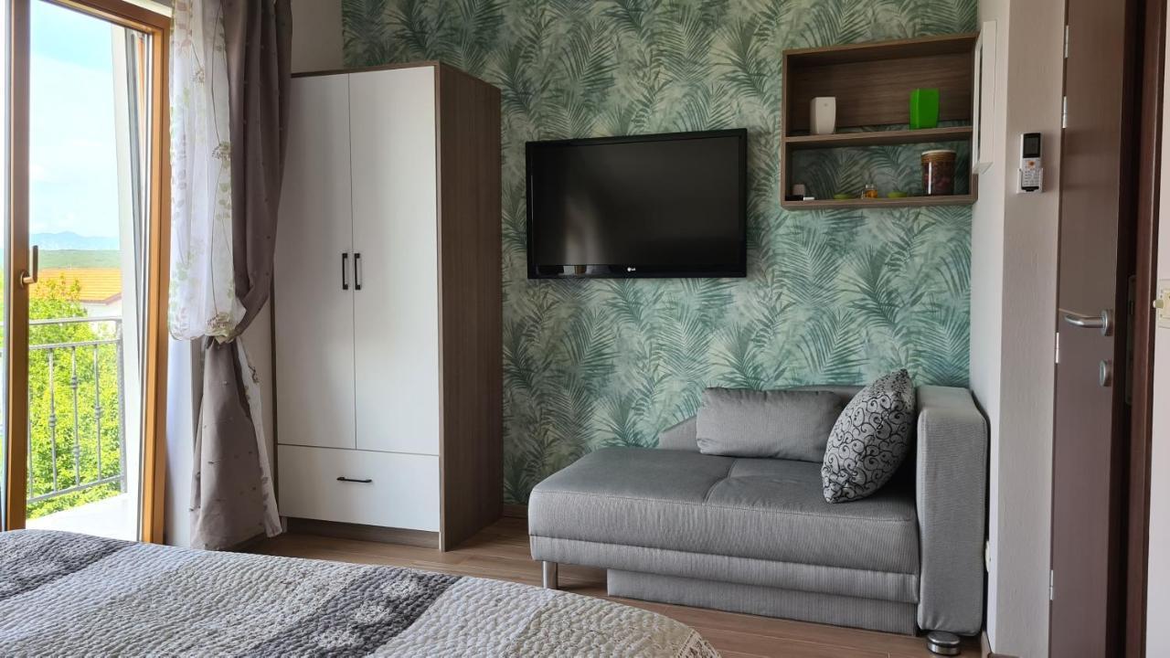 Villa Amalia Apartments Malinska Esterno foto